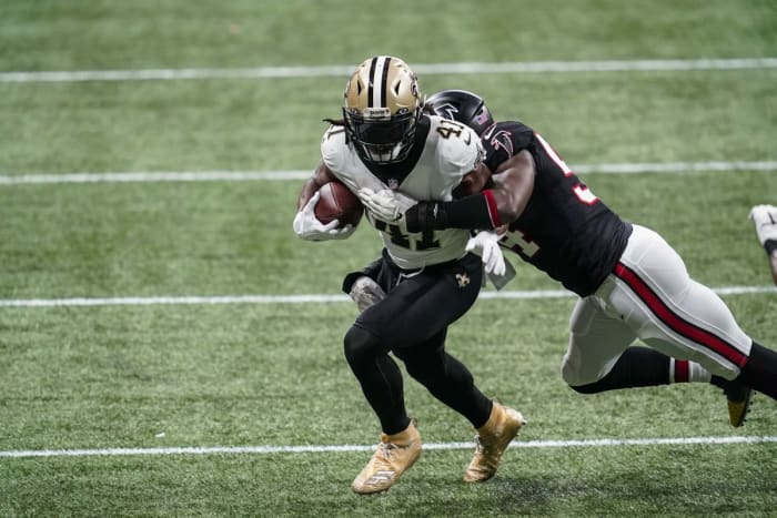New Orleans Saints running back Alvin Kamara (41) against Atlanta linebacker Foyesade Oluokun (54). Mandatory Credit: Dale Zanine-USA TODAY